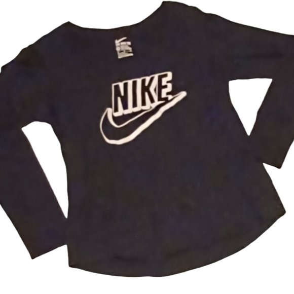 NIKE Tops - THE NIKE TEE